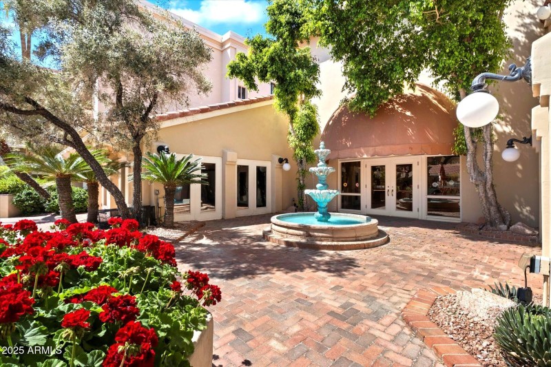 COMMUNITY COURTYARD