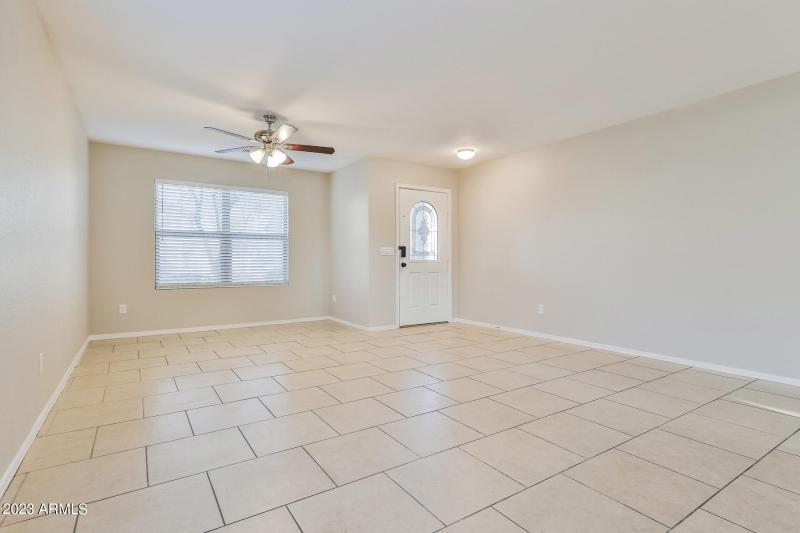 018-photo-living-room-12053771