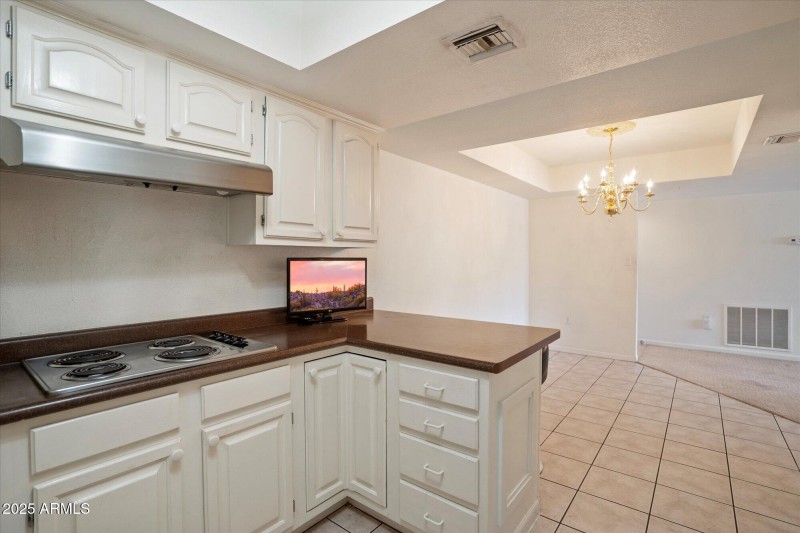 KITCHEN / DINING