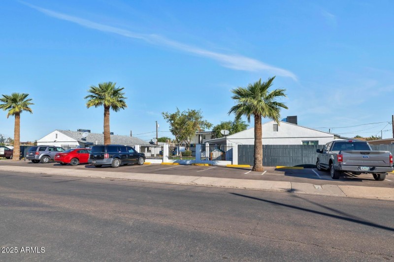 306 E Kinderman Dr-large-006-071-306 E K