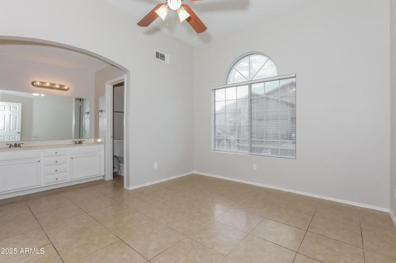 024-photo-primary-bedroom-11854111