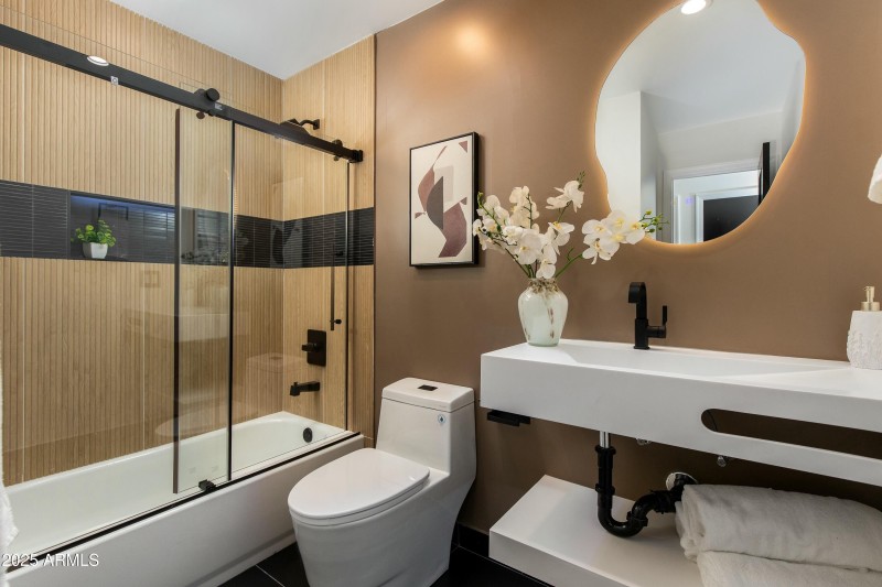 2ND BATHROOM