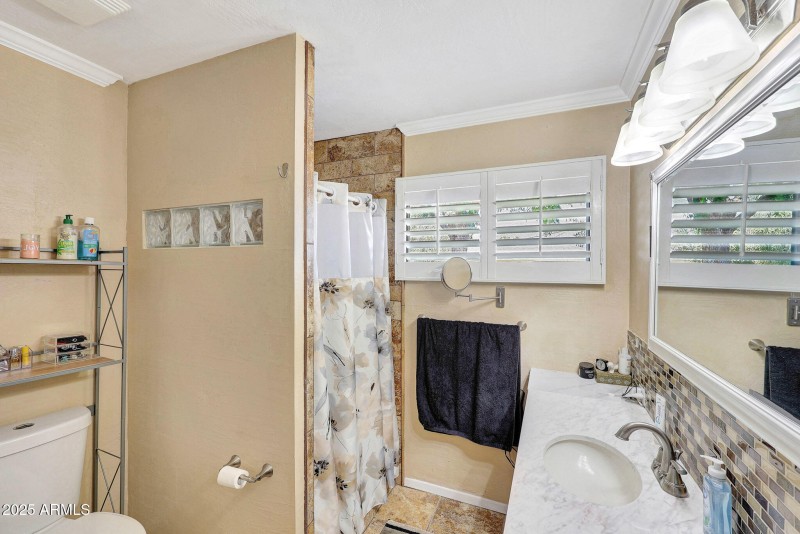 Priamry bathroom