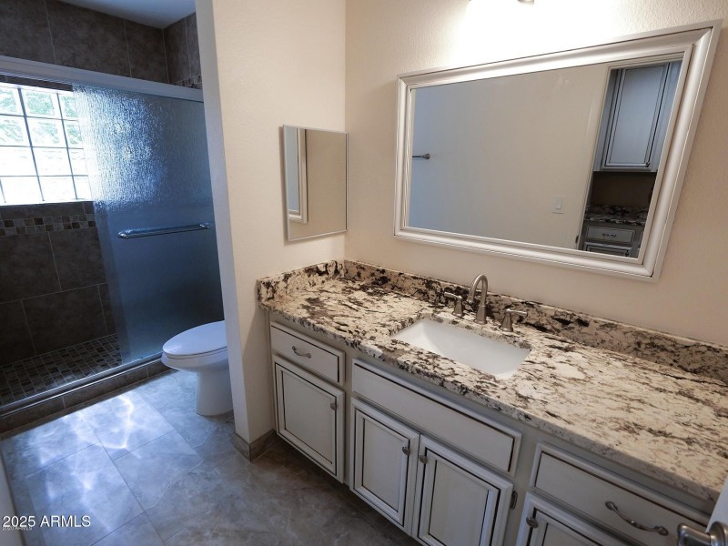 Main bath off 2nd master : hallway