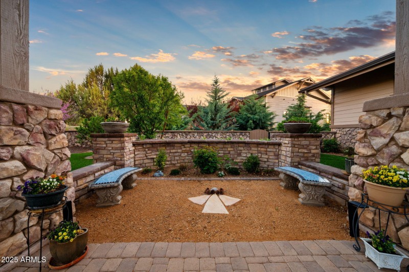 12-Front Courtyard (4)