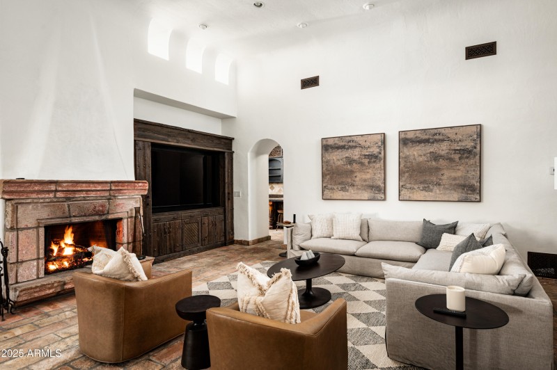 Family Rm w/fireplace