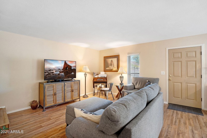3-web-or-mls-10445 N 11th Pl-03
