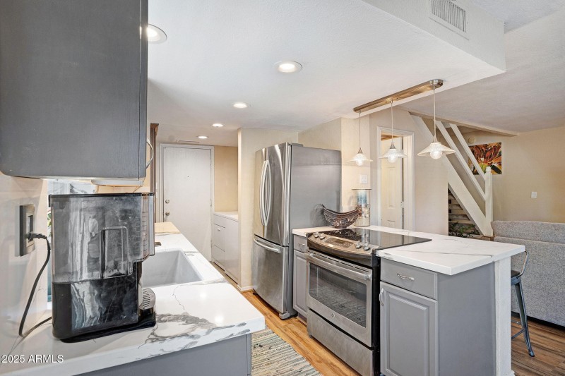 10-web-or-mls-10445 N 11th Pl-10