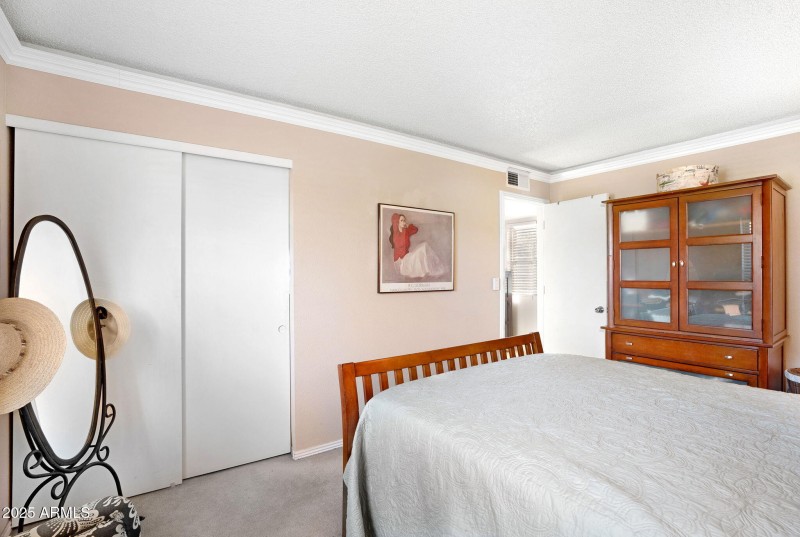 19-web-or-mls-10445 N 11th Pl-19