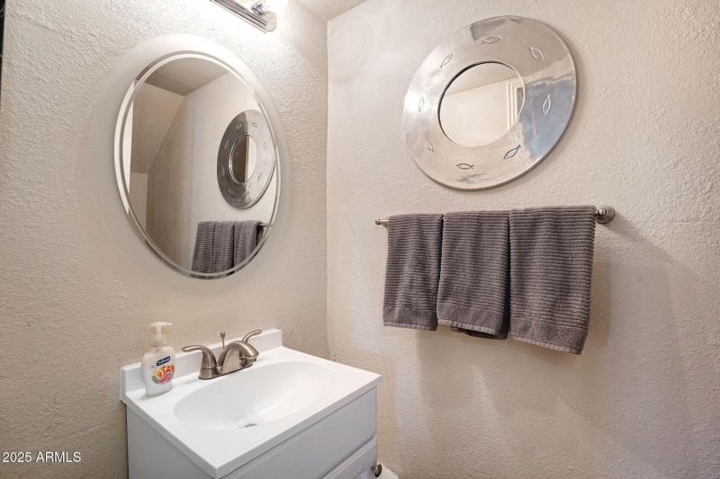 24-web-or-mls-10445 N 11th Pl-24