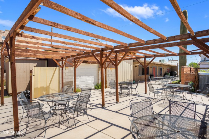 OUTDOOR DINNING