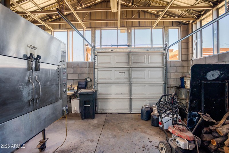 SMOKER SHED