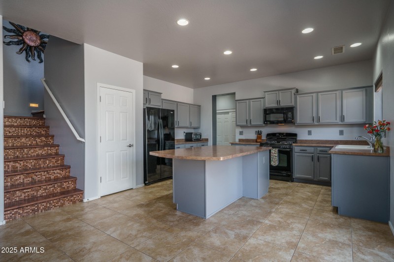5) KITCHEN