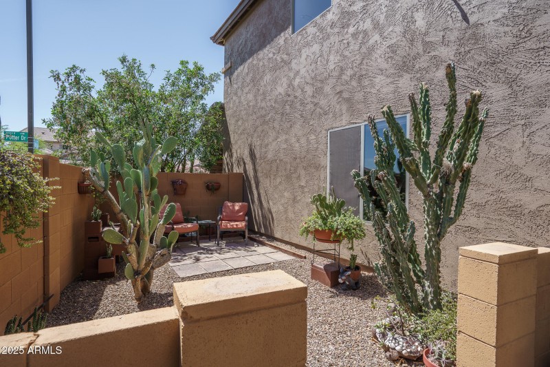 17) SIDE PATIO