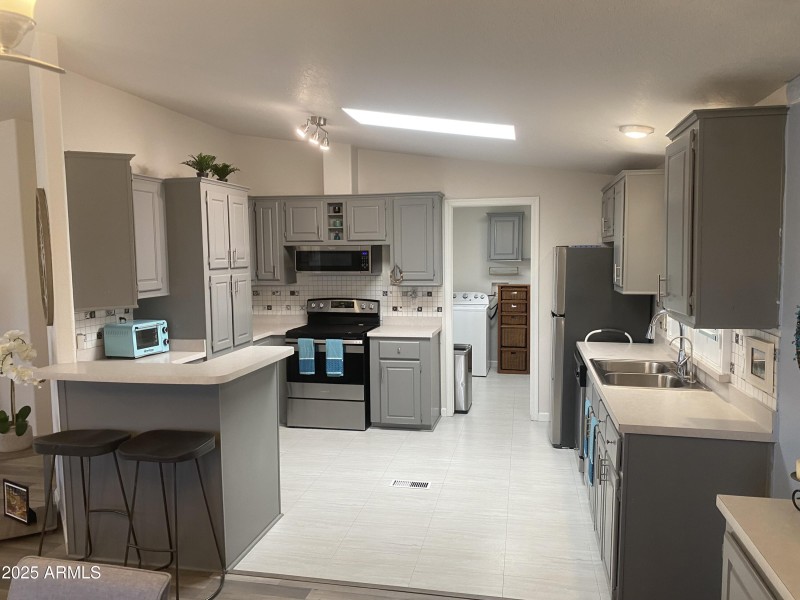 Kitchen and breakfast area (2)