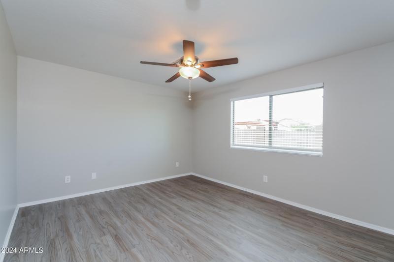 010-photo-master-bedroom-8256710