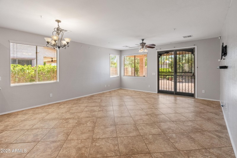 Great Room (20 x 16)