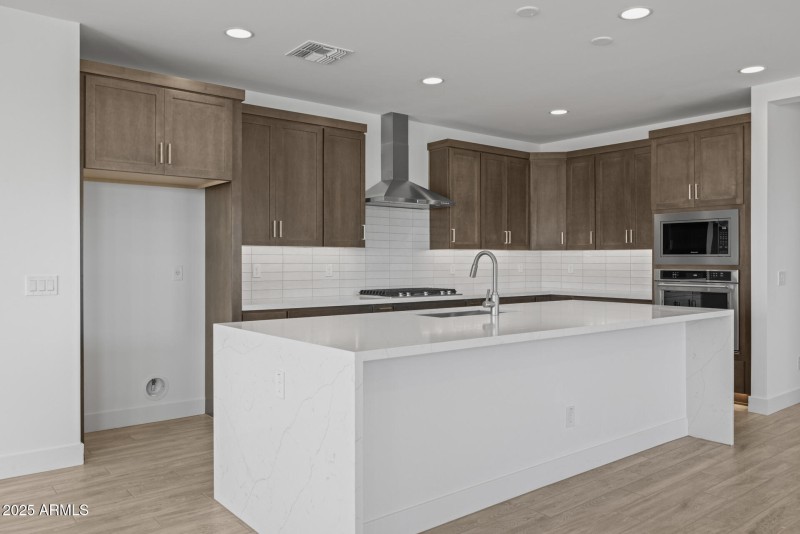 10)KITCHEN