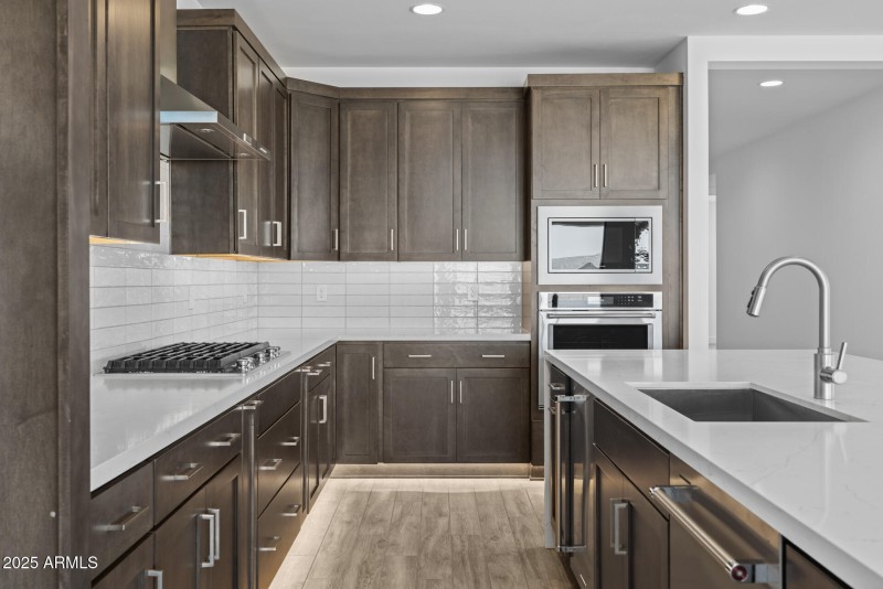14)KITCHEN