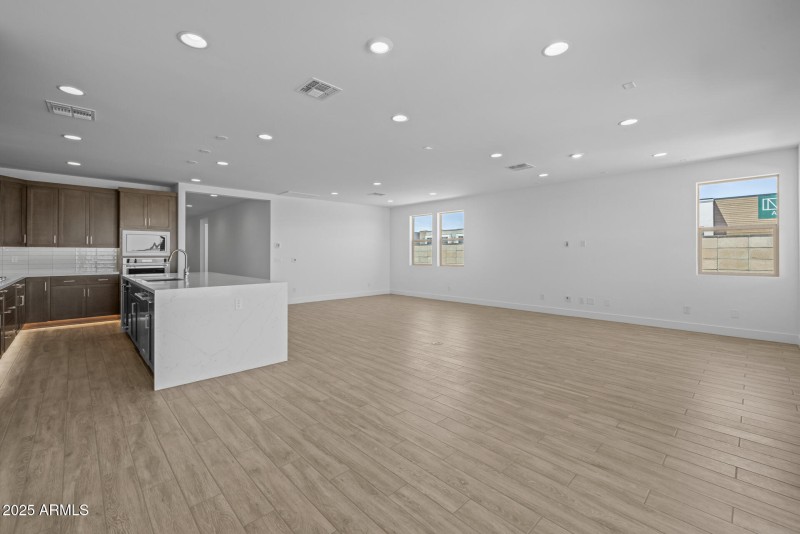16)KITCHEN