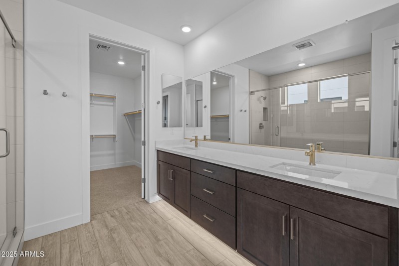 20)MASTER BATH
