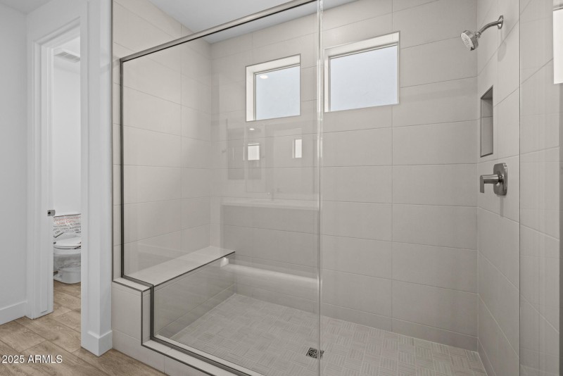 21)MASTER BATH
