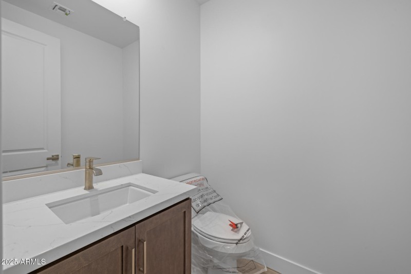 25)POWDER ROOM