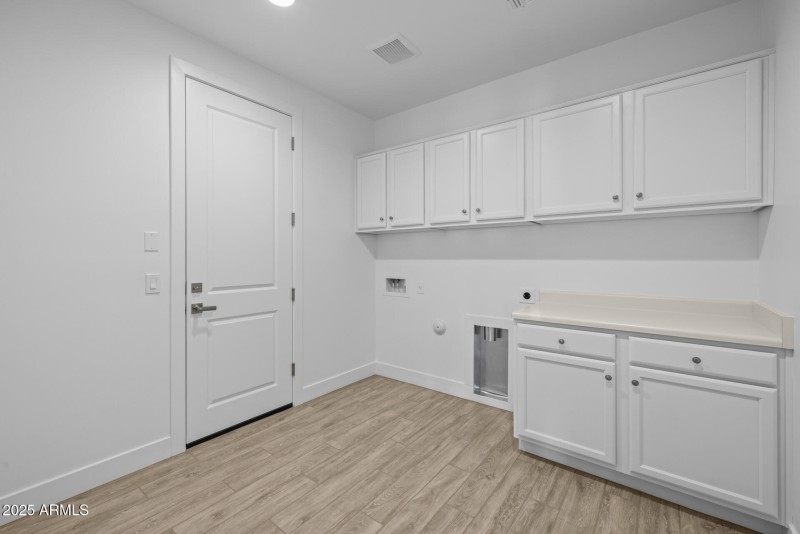 26)LAUNDRY ROOM