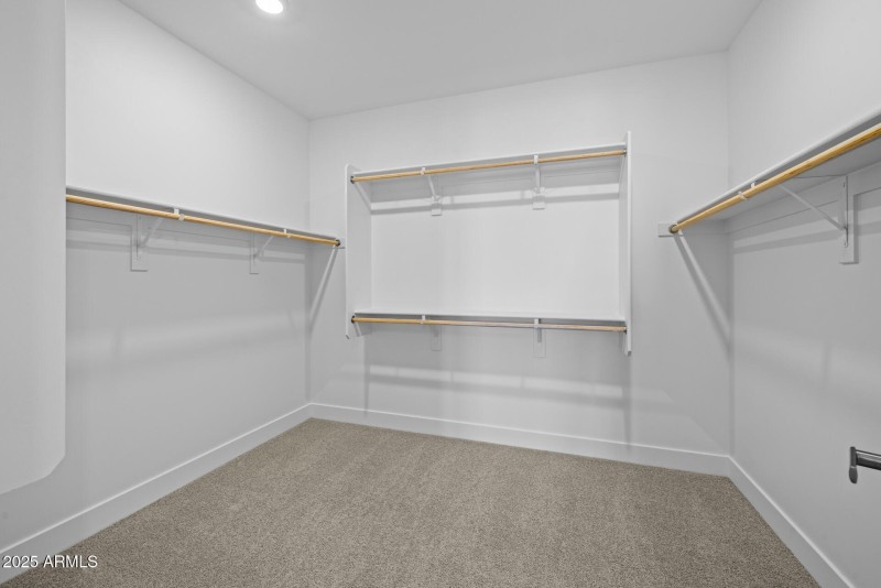 28)MASTER CLOSET
