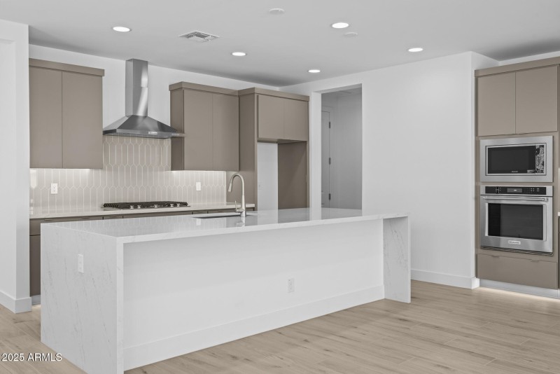 8)KITCHEN