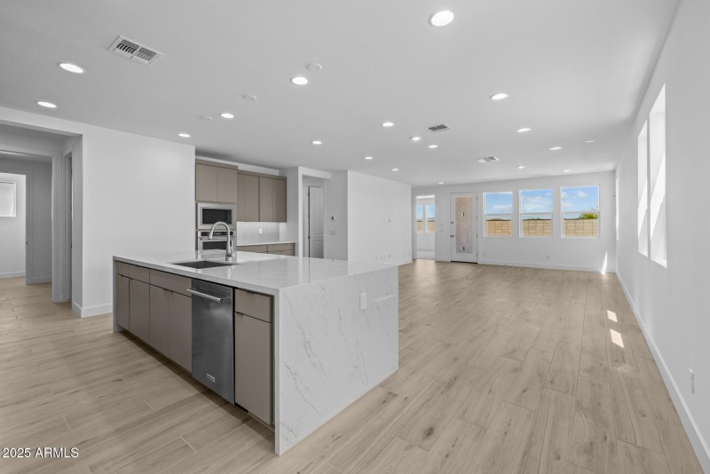9)KITCHEN