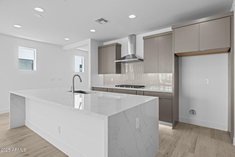 10)KITCHEN