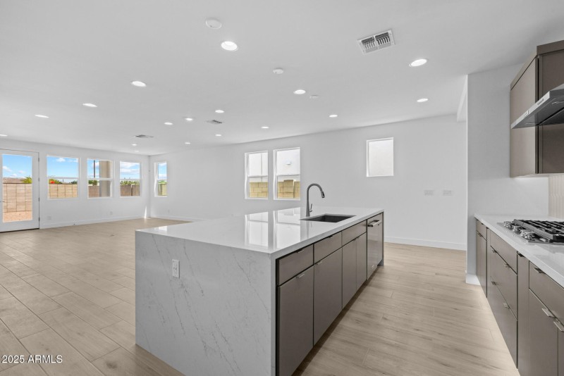 11)KITCHEN