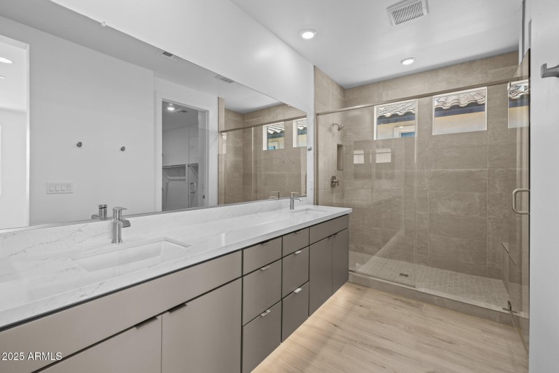 17)MASTER BATH