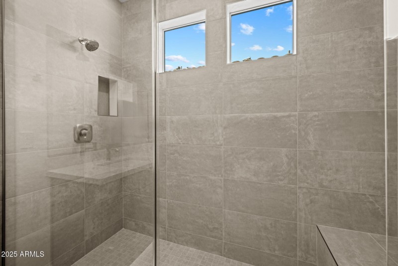 18)MASTER BATH