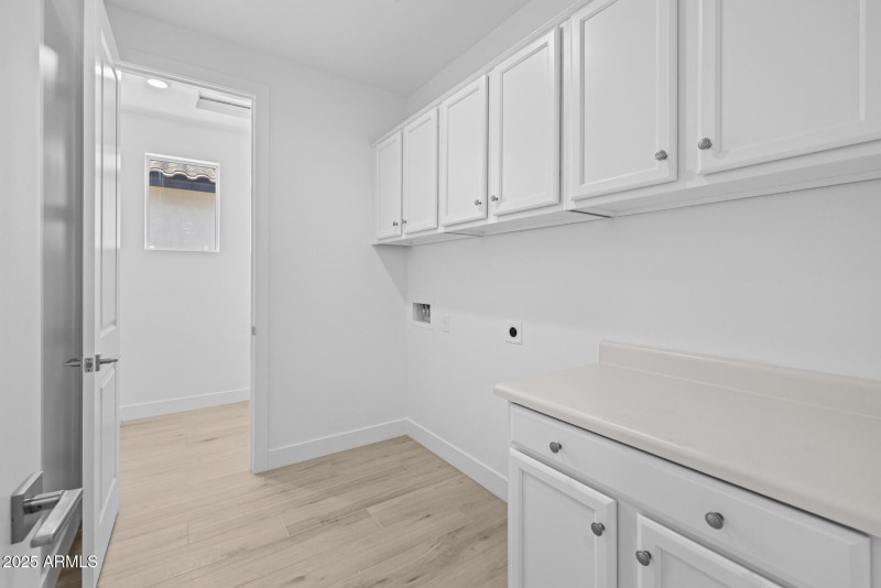 25)LAUNDRY ROOM