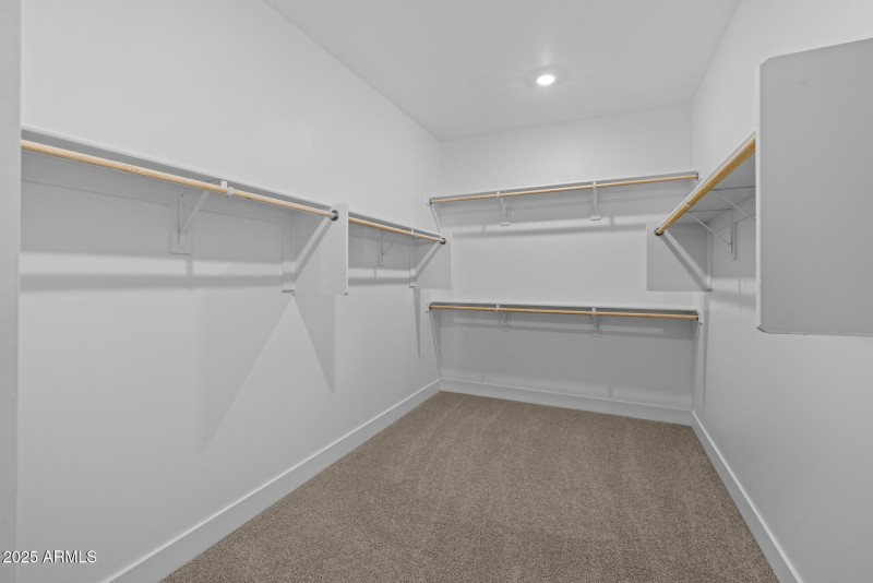 27)MASTER CLOSET