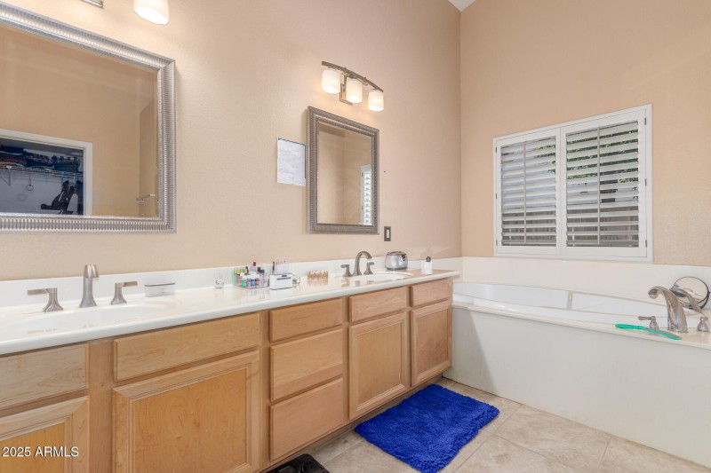 26 Hope Master bathroom