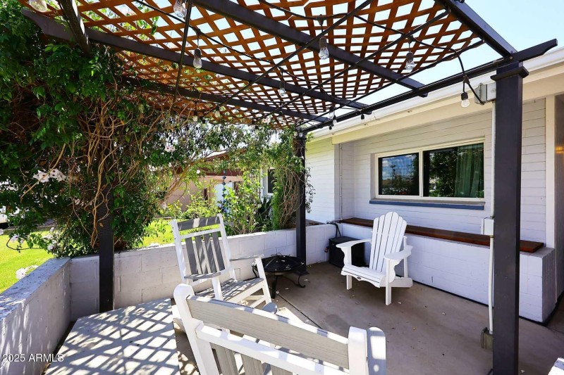 Entry-Front Patio2
