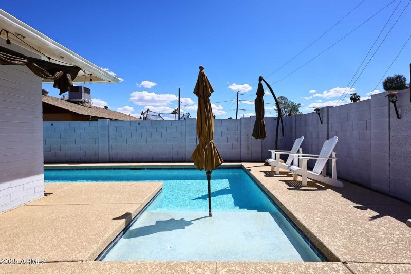 Pool-Baja Shelf