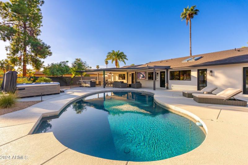 6025 E Charter Oak Rd - 60