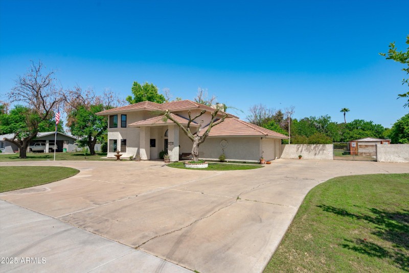 06-Large Front Driveway