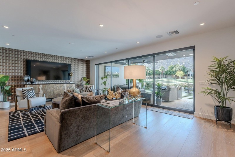 021_Living Room