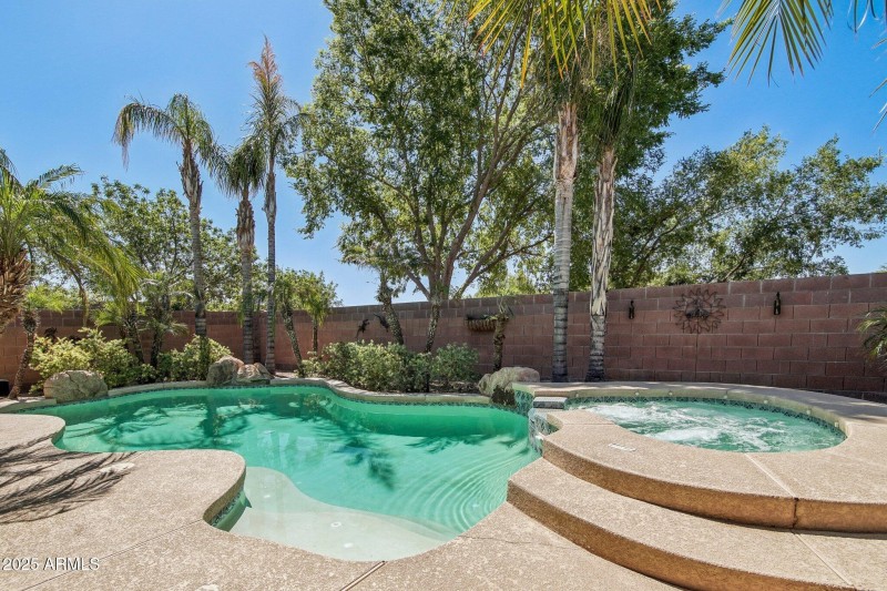 Beautiful pool/ hot tub