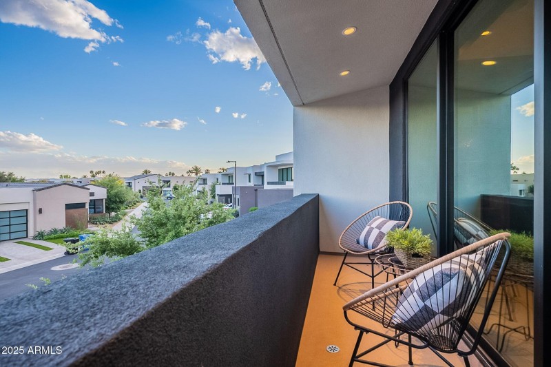 054_Front Balcony
