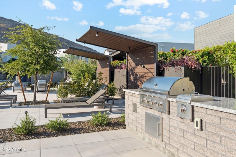 080_006_Community Grilling Area