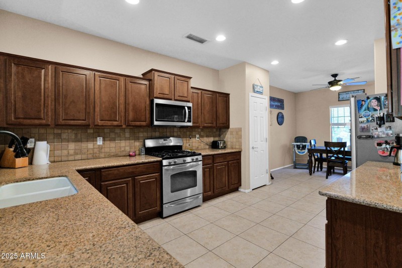 06 Kitchen + Eat-In Kitchen