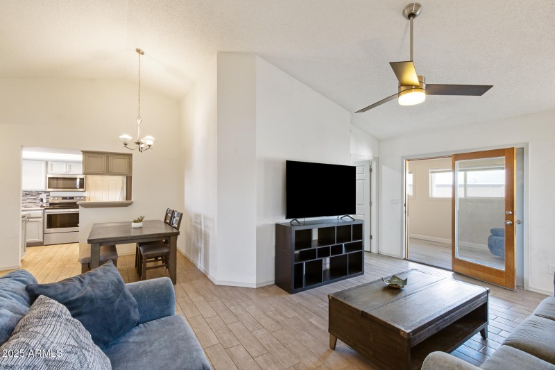 905 E Bluefield-5