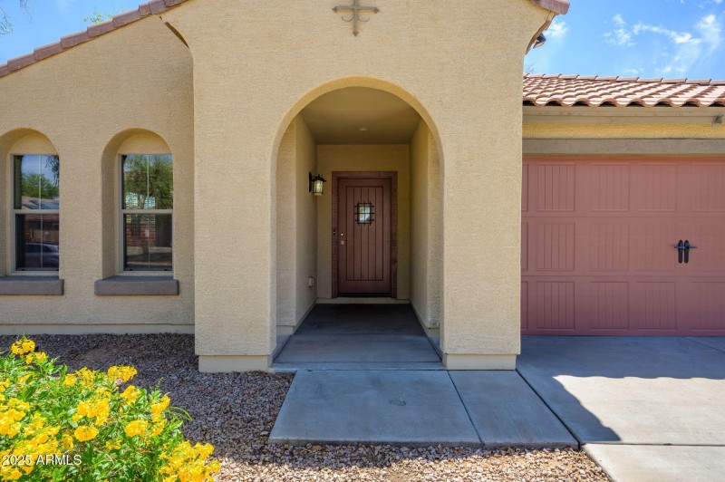 NORTH FACING FRONT YARD