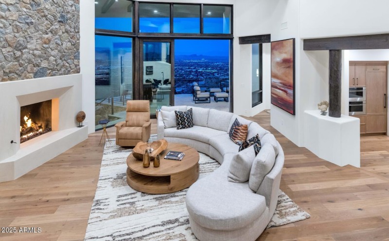 5810 E Cholla Ln-large-012-041-5810 E Ch